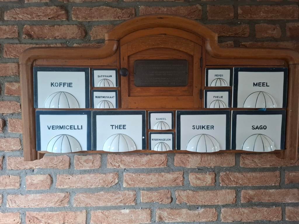 Oude kruidenkast met tegels, Ophalen