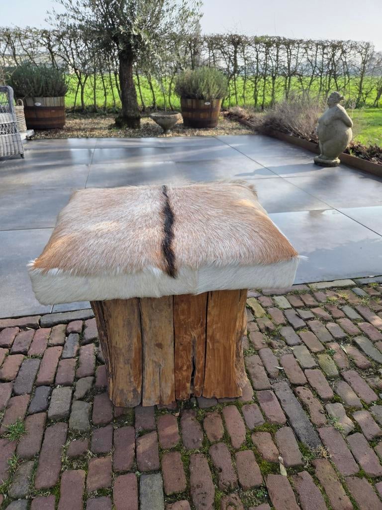 Unieke houten kruk met vachtzitting, Ophalen, Rustiek, Landelijk, Natuurlijk, Zo goed als nieuw, Overige materialen