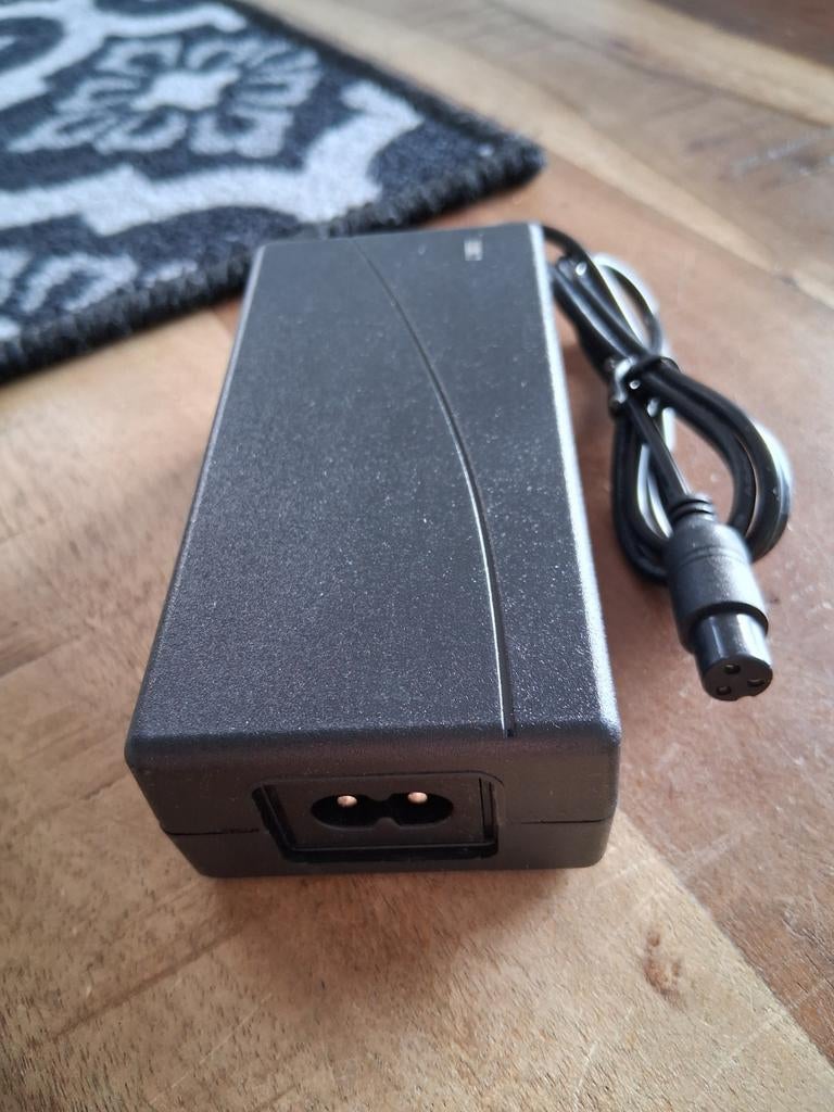 Universele Oplader 42V 2A voor E-bike/Scooter (3-pins), Ophalen of Verzenden, Zo goed als nieuw