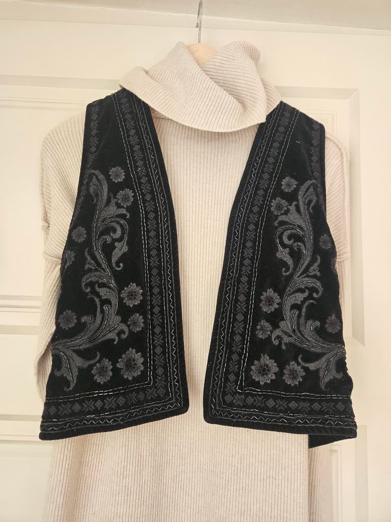 Giletje met borduursels en kralen, Zwart, Ophalen of Verzenden, Onbekend, Zo goed als nieuw