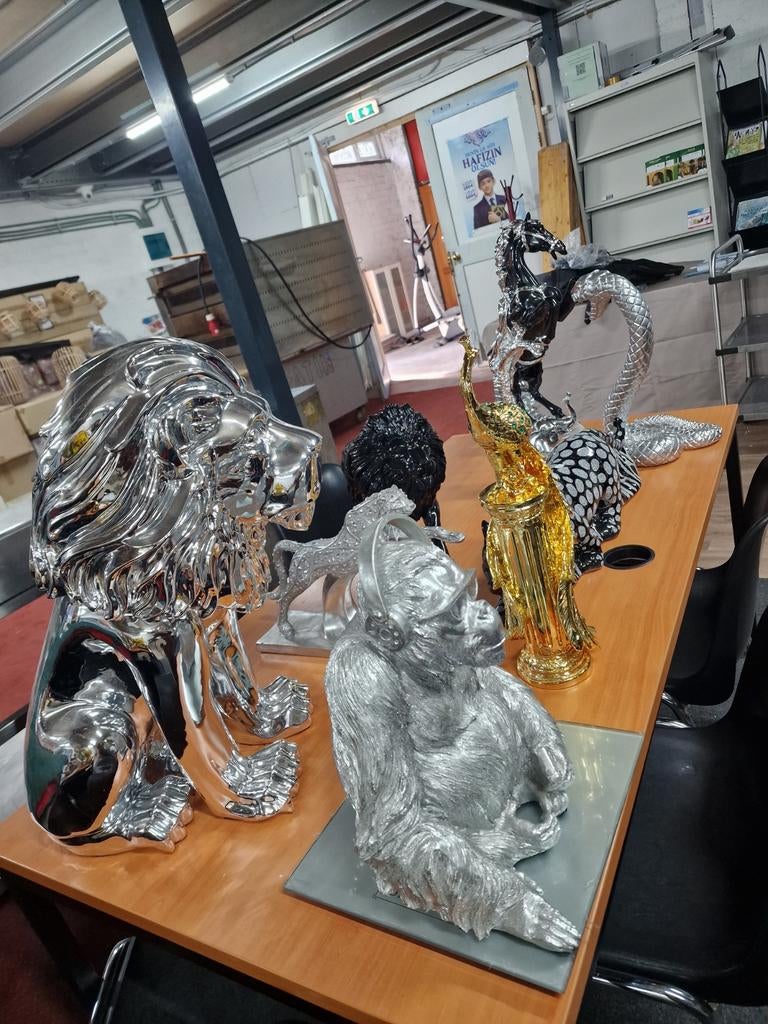 Zilverkleurige beelden van dieren moet snel weg, Ophalen