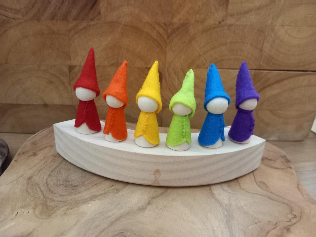 Regenboogkabouters op houten kegel - Seizoenstafel jaarring, Ophalen of Verzenden, Nieuw