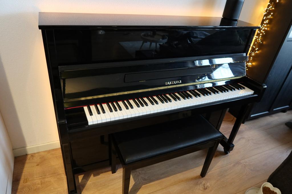 Suzuki akoestische piano – hoogglans zwart, Ophalen, Zo goed als nieuw, Zwart, Hoogglans