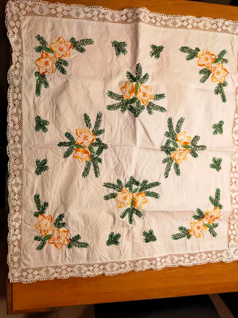 KERST TAFELKLEED GEBORDUURD KLEED WIT BROCANTE OUD BROCANTE, Ophalen of Verzenden