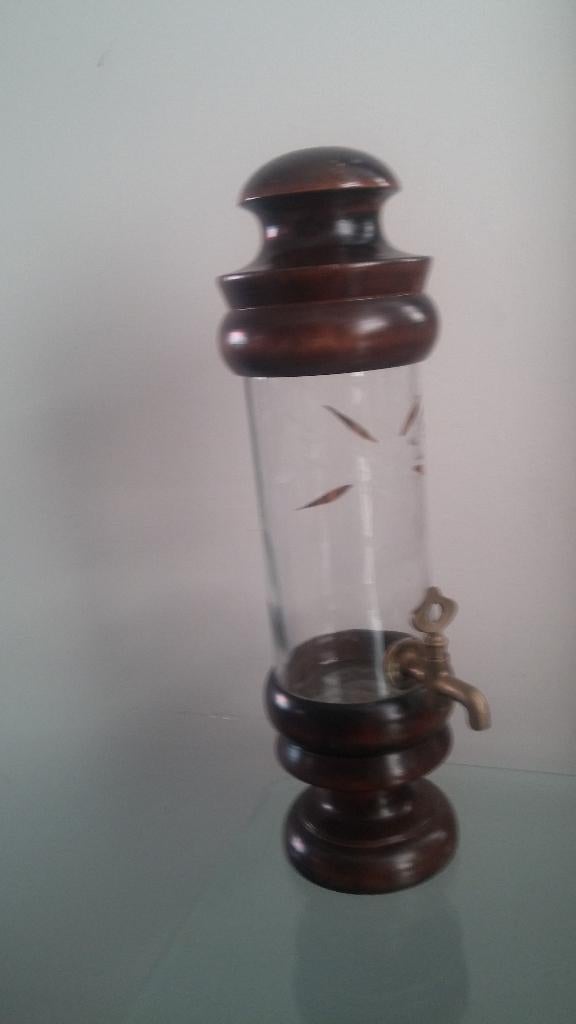 Fraai bewerkte kraantjesfles in eikenhouten frame., Ophalen of Verzenden