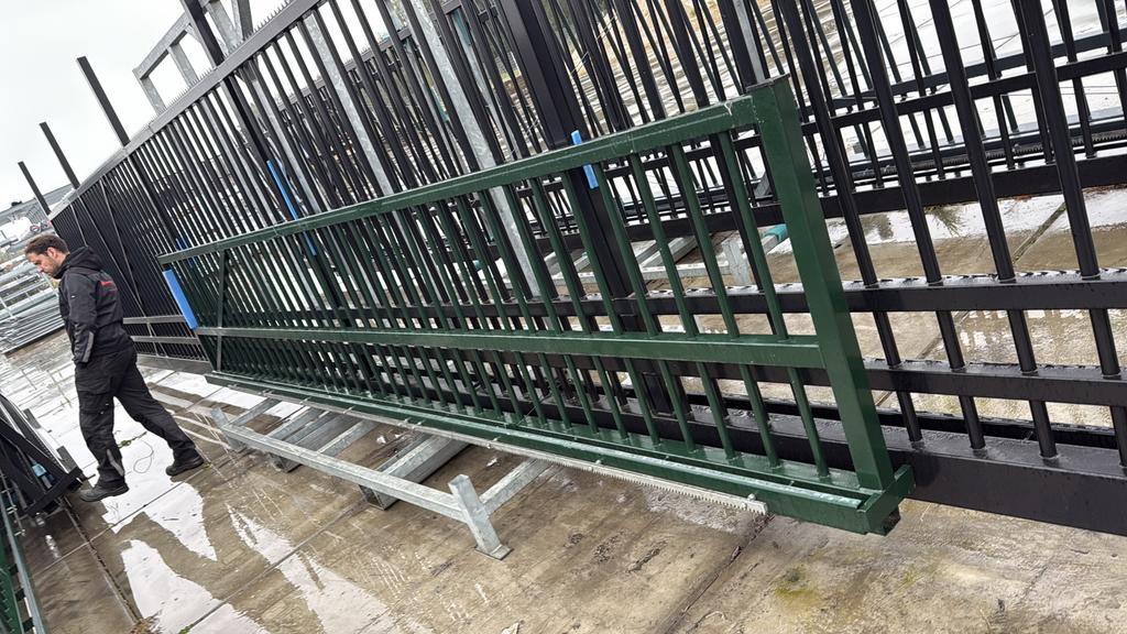 Schuifpoort als nieuw! Groen 3,5 meter doorgang!, Ophalen, Zo goed als nieuw, IJzer