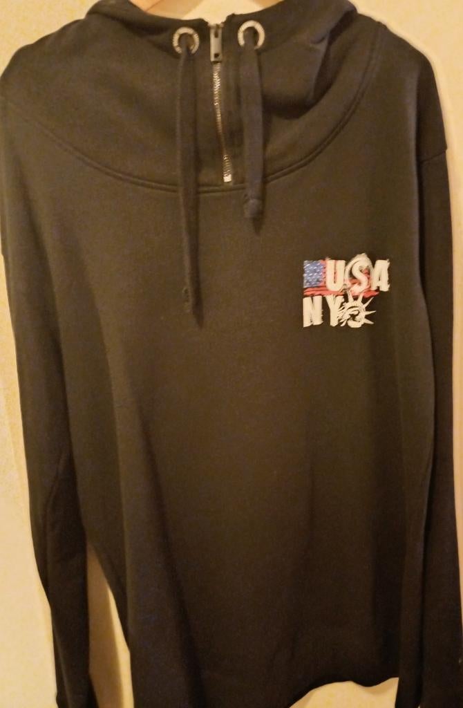 Nieuwe stoere True Prodigy hoodie., Kleding | Heren, Truien en Vesten, Nieuw, Overige maten, Zwart, Verzenden