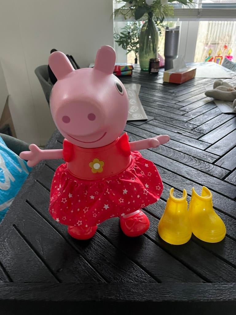 Dansende en pratende Peppa Big, Kinderen en Baby's, Speelgoed | Poppen, Ophalen of Verzenden, Zo goed als nieuw, Overige typen