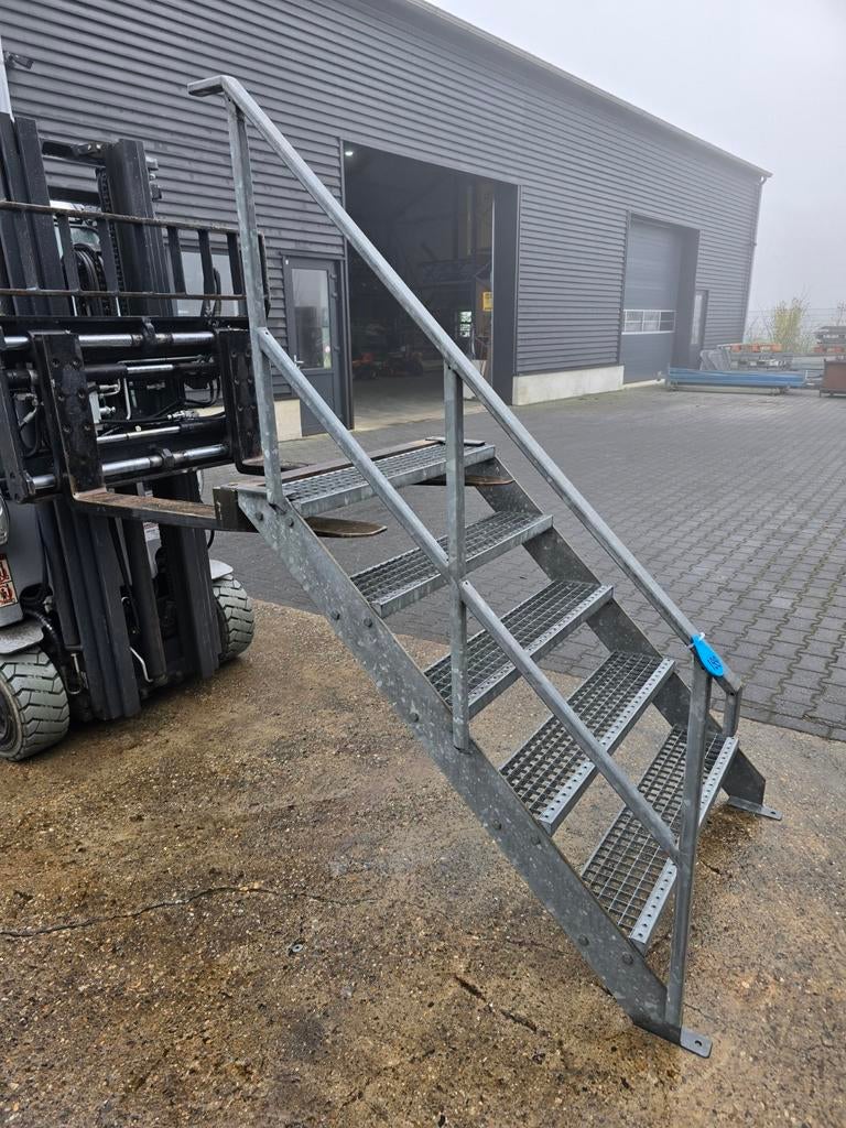 Stalen trap gegalv. Hoog 1,15 mtr. Nob199, Doe-het-zelf en Verbouw, Ladders en Trappen, Ophalen, Zo goed als nieuw, 2 tot 4 meter