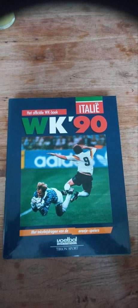 WK '90 Italië - Officieel WK-boek, Boeken, Ophalen of Verzenden, Gelezen, Balsport