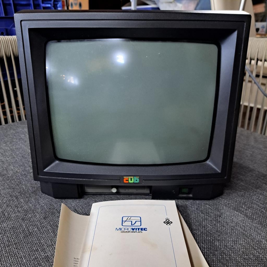 Vintage Microvitec Cub 653 kleurenmonitor met boekjes, Computers en Software, Vintage Computers, Ophalen of Verzenden, Overige merken