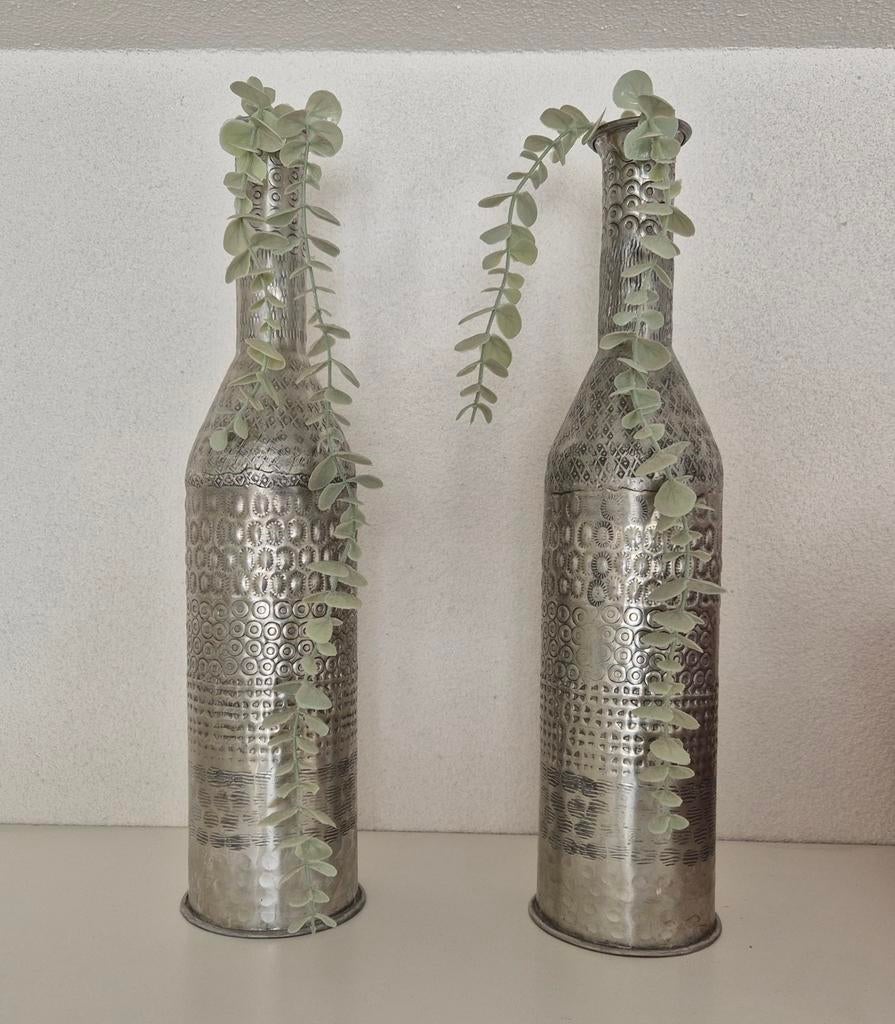 2 zinken vazen met kunstplanten slinger, Overige materialen, Overige kleuren, Ophalen of Verzenden, Zo goed als nieuw