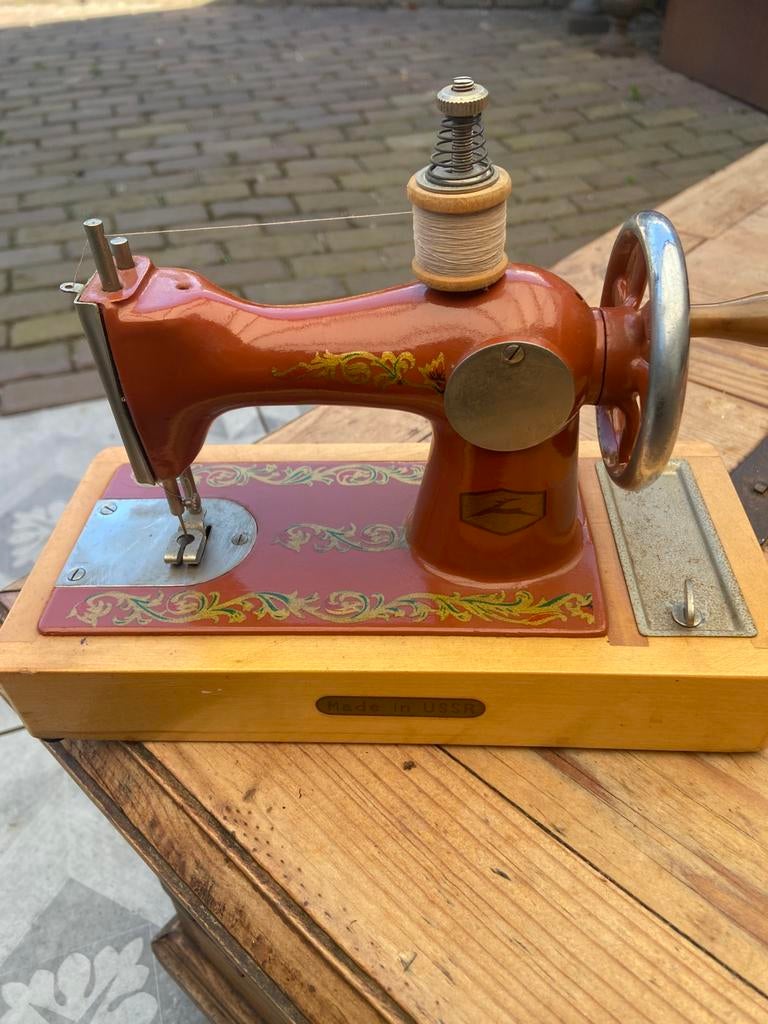 Mini vintage  naaimachine ussr (izgst), Ophalen of Verzenden, Zo goed als nieuw