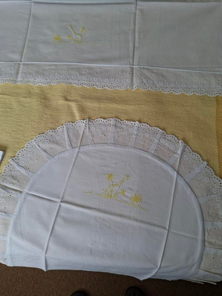 Wieg/ kinderwagen setje dekentje+ lakensetje+ opgeborduurd g, Jongetje of Meisje, Geel, Overige typen, Ophalen of Verzenden