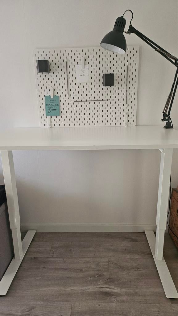 Wit bureau, in hoogte verstelbaar met achterwand, Ophalen