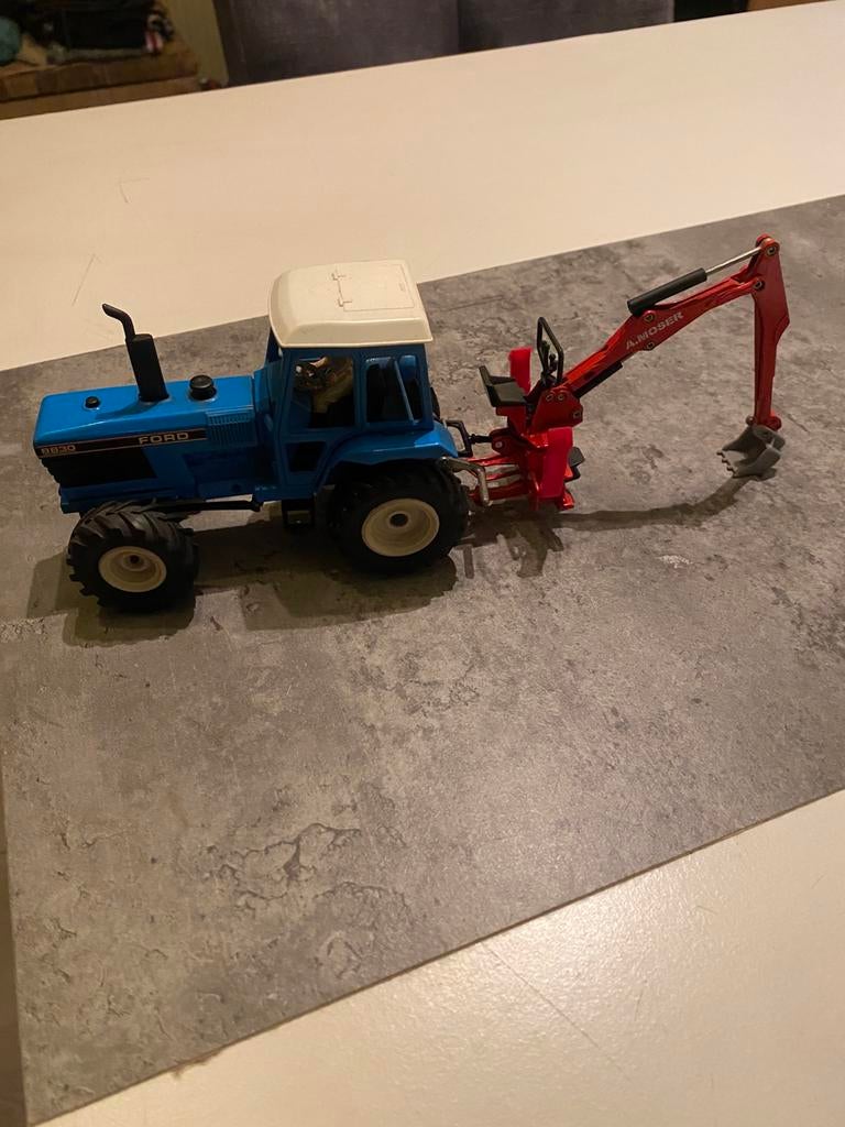 Siku ford 8830 met graafmachine voor achter de trekker, Ophalen of Verzenden, Nieuw, Tractor of Landbouw, SIKU
