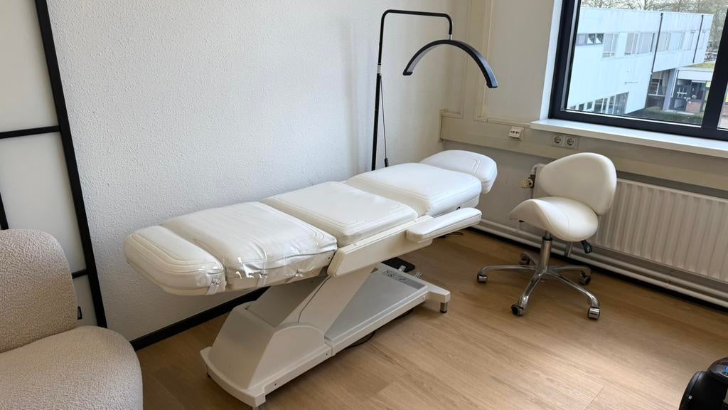 Witte Behandelstoel, Ophalen, Zo goed als nieuw