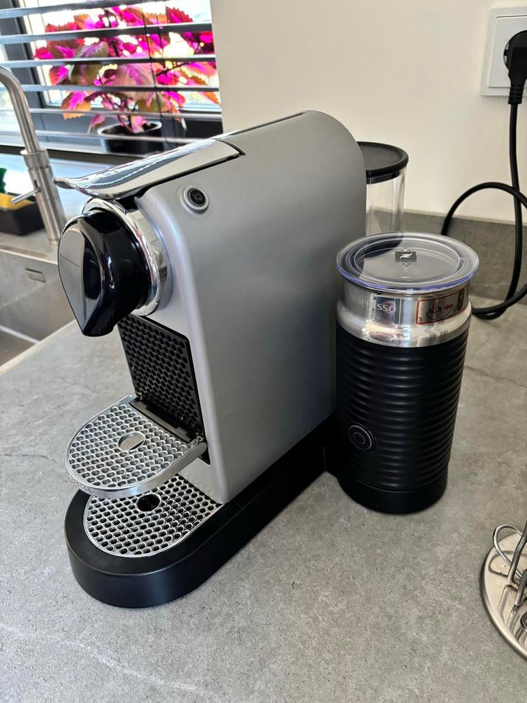 Nespresso Citiz & Milk met cuphouder en ontkalker, Gebruikt, Espresso apparaat, Ophalen of Verzenden, 1 kopje