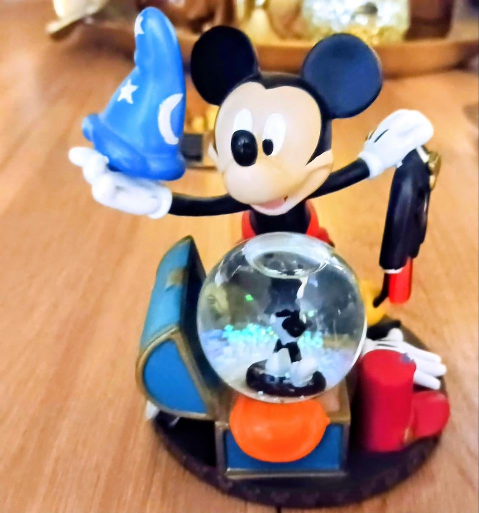 Disneybeeldje met schudbol. Disney Traditions Mickey., Ophalen of Verzenden, Mickey Mouse, Zo goed als nieuw, Beeldje of Figuurtje