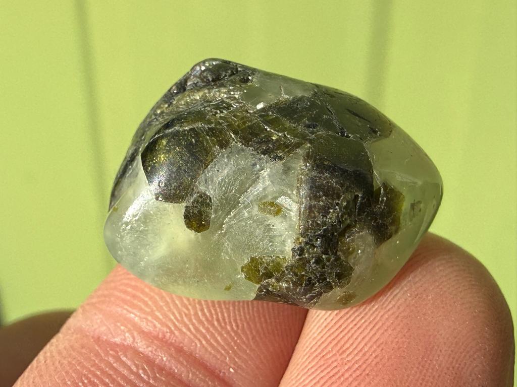 Toermalijn in Prehniet broekzaksteen mineralen, Verzamelen, Ophalen of Verzenden, Mineraal