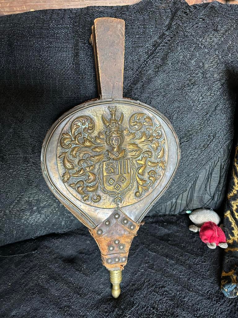 Antieke Blaasbalg met Koperen Familiewapen, Ophalen of Verzenden, Gebruikt, Vrijstaande haard, Houthaard