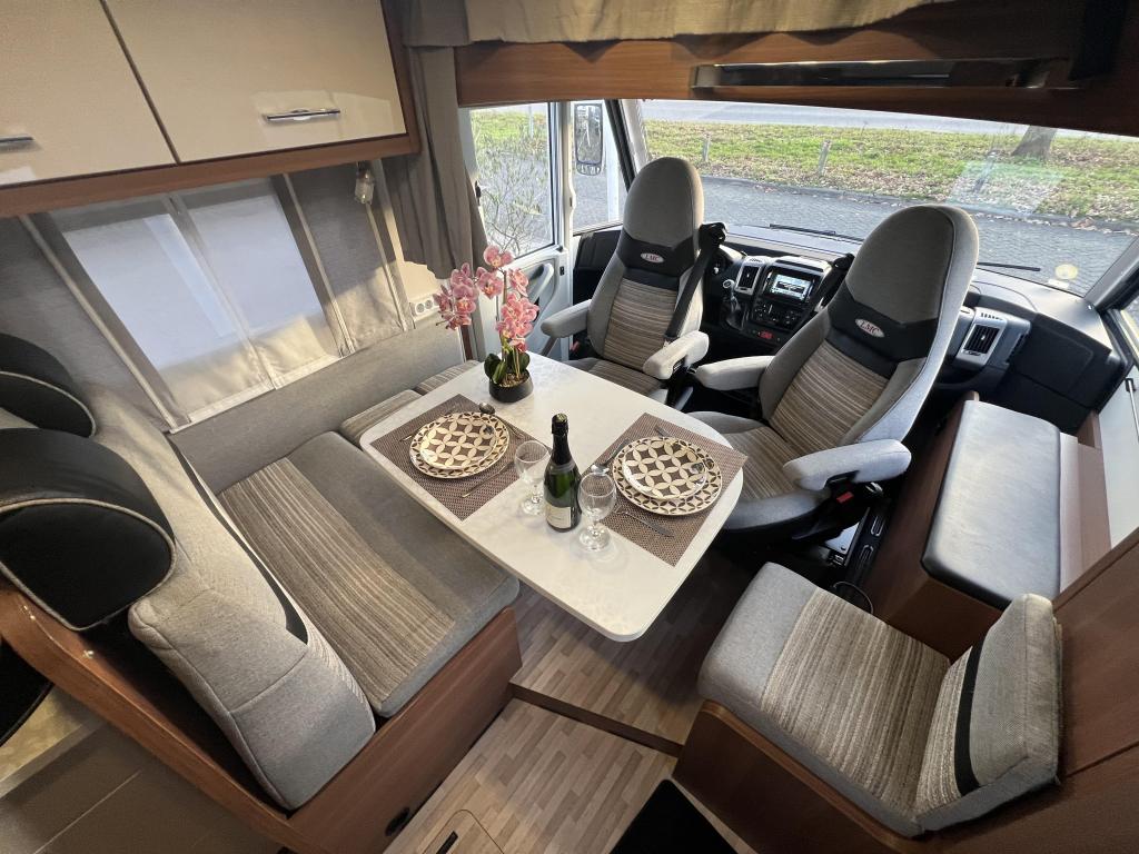 LMC Explorer SportLine 745 QUEENSBED+HEFBED 2X ZONNEPANEEL, Caravans en Kamperen, Campers, Integraal, Fiat, 7 tot 8 meter, Bedrijf