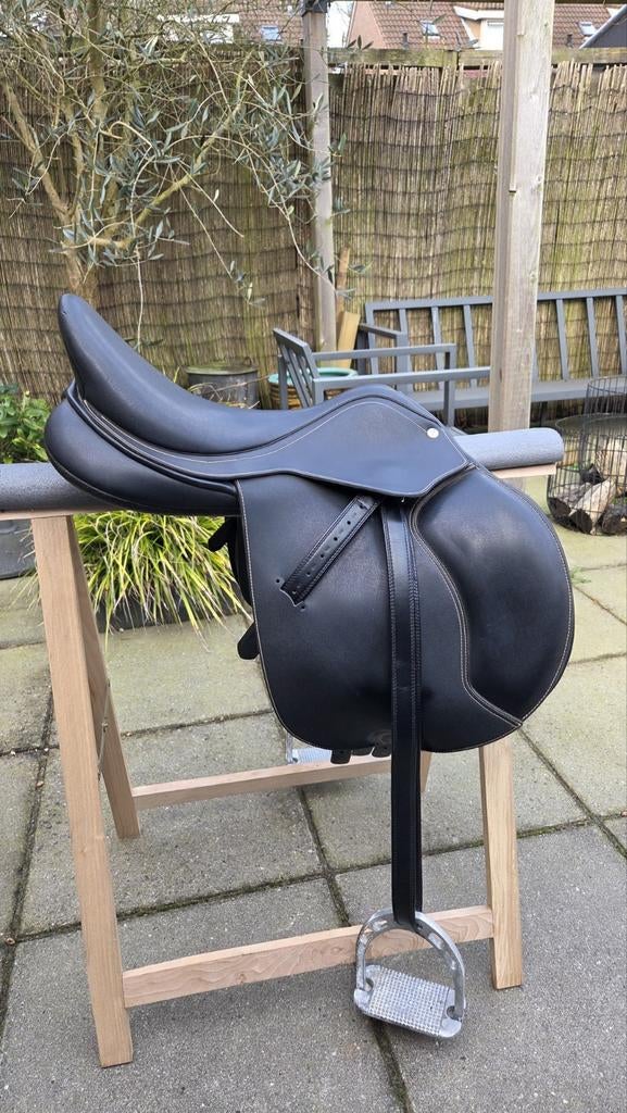 Wintec jump 500 close contact 17,5 inch, Ophalen, Zo goed als nieuw, Springen