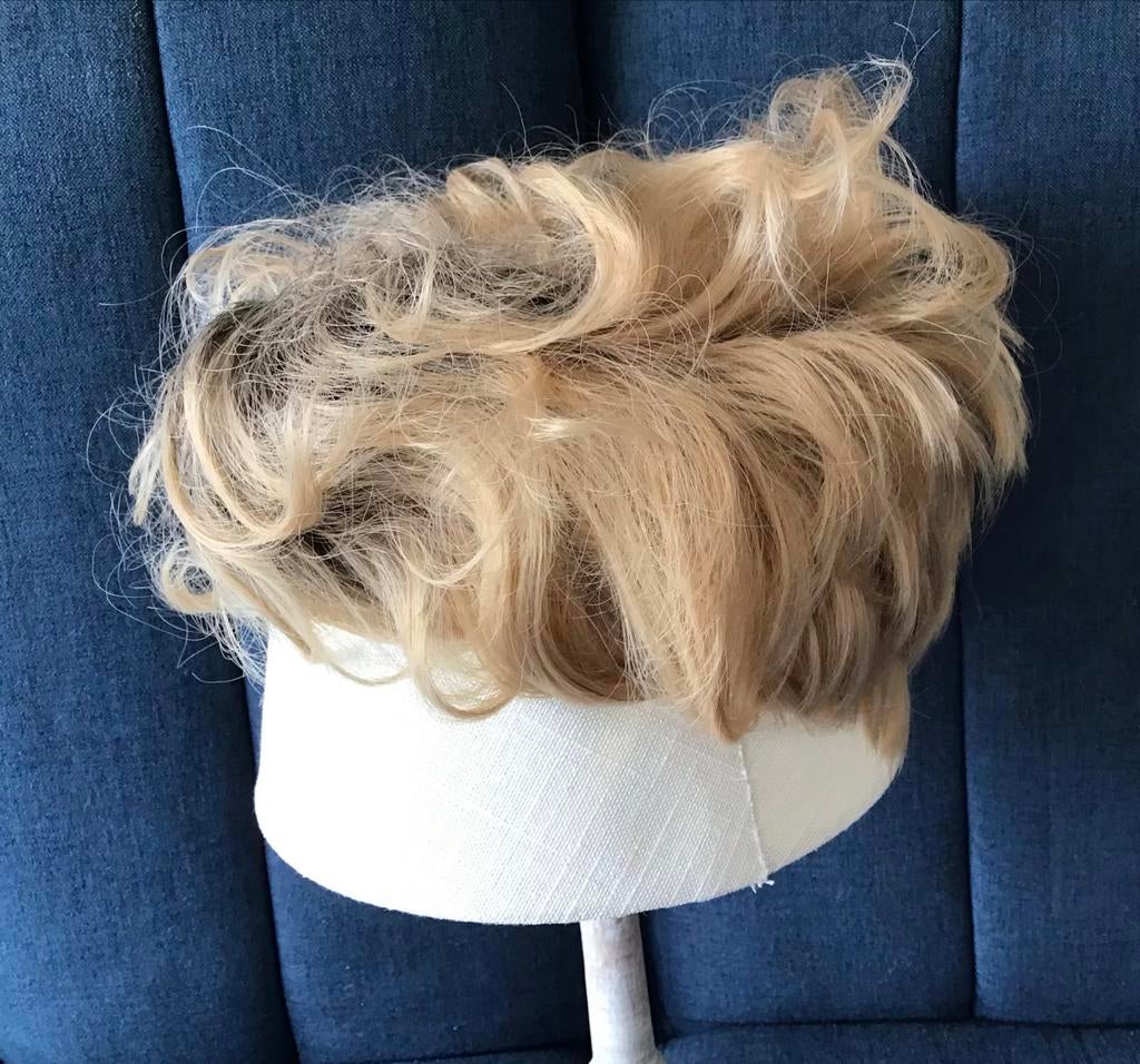 Gnimegil blonde korte pruik - Nieuw in Verpakking, Ophalen of Verzenden, Nieuw, Pruik of Haarverlenging