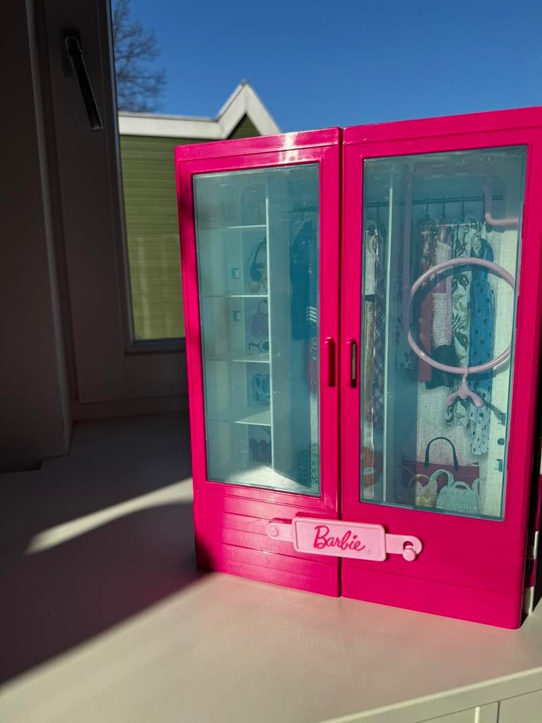 Barbie Fashionistas Superkledingkast,, Ophalen