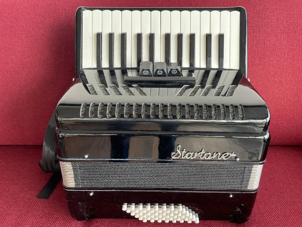 Z.g.a.n. kleine Startone accordeon . 48 bas ., Muziek en Instrumenten, Accordeons, Overige merken, 48-bas, Met koffer, Zo goed als nieuw