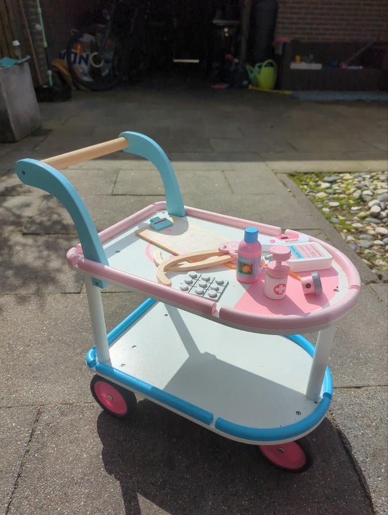 Houten speelgoed dokterswagentje met accessoires, Ophalen, Zo goed als nieuw, Duw- of Trekspeelgoed