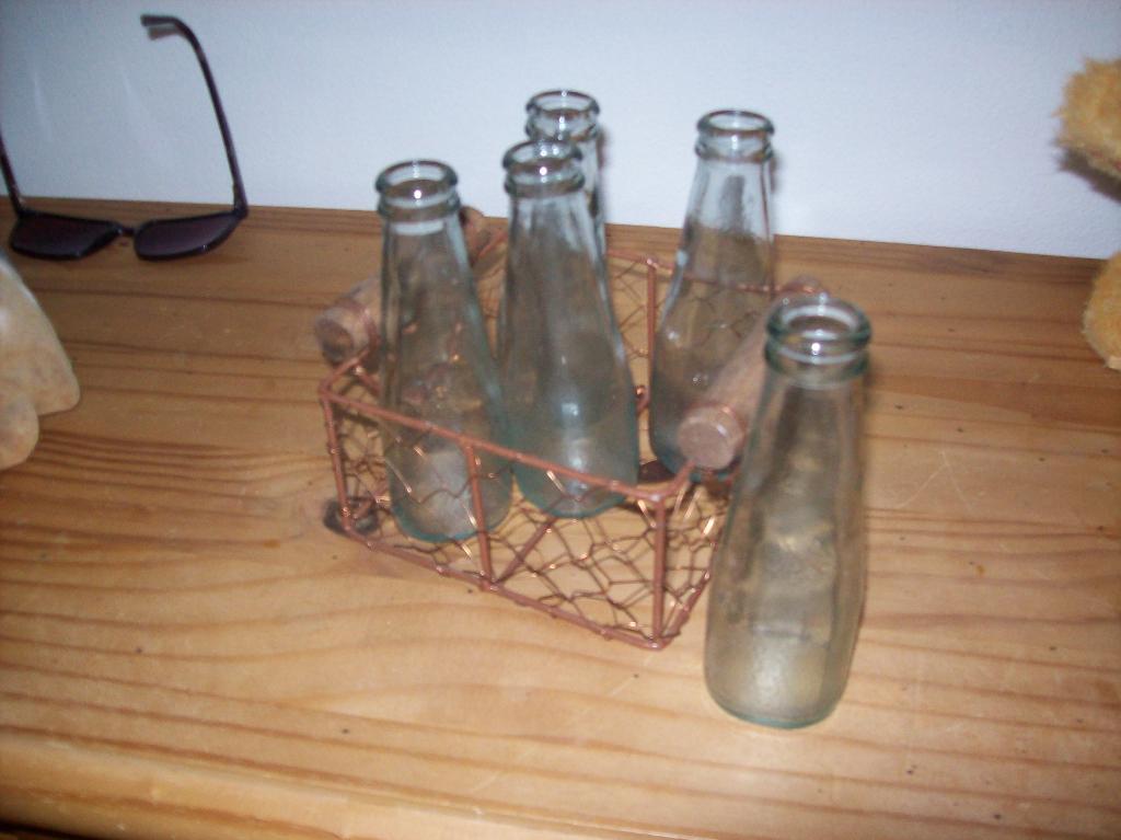 brocant oude flesjes  inmetalen goudkleur mandje, Antiek en Kunst, Ophalen