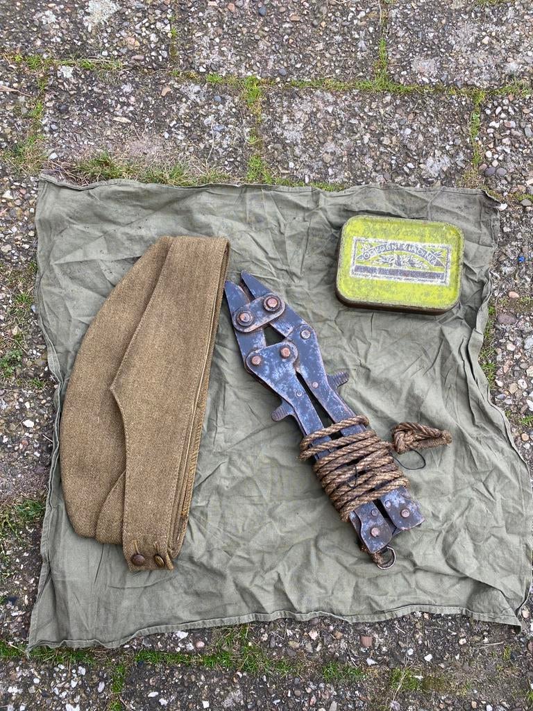 FS Cap, Wire Cutters en Golden Virginia LOT WO2, Ophalen of Verzenden, Engeland, Helm of Baret