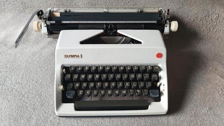 Olympia SM9 breitwagen, wide carriage typemachine, wit, Ophalen of Verzenden, Zo goed als nieuw