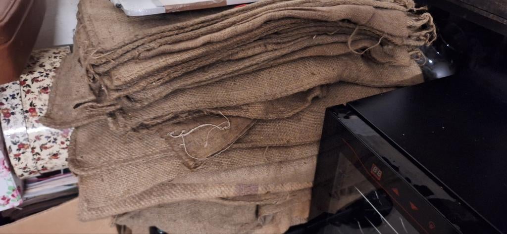 Oude jute zakken sommigen met opdruk, Ophalen