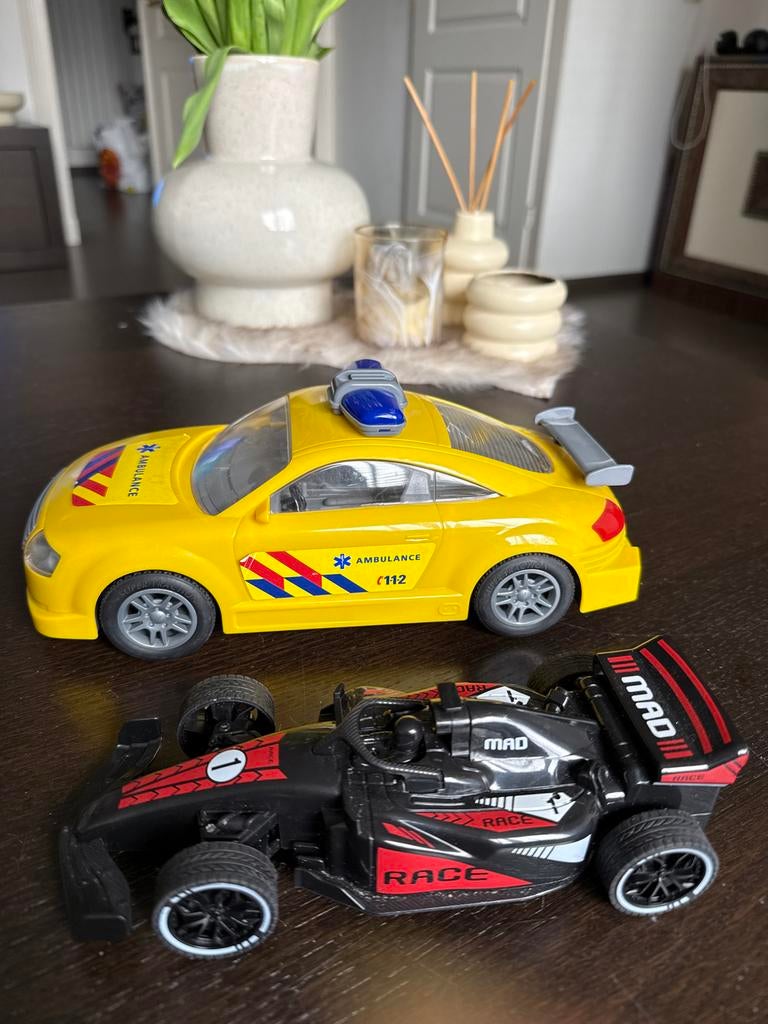Speelgoedauto's: Ambulance en Raceauto - Zoontje spaart voor, Ophalen of Verzenden, Gebruikt