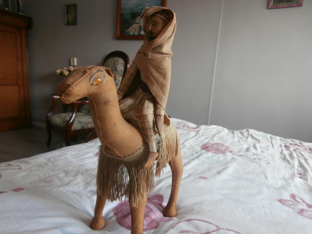 Kameel dromedaris met daarop een bedouinen kamelenrijder, Ophalen of Verzenden