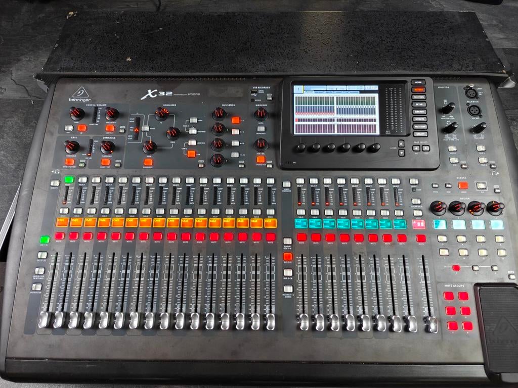 Behringer X32 met XUF audio interface in Gator case, Ophalen, Zo goed als nieuw, 20 kanalen of meer, Microfooningang