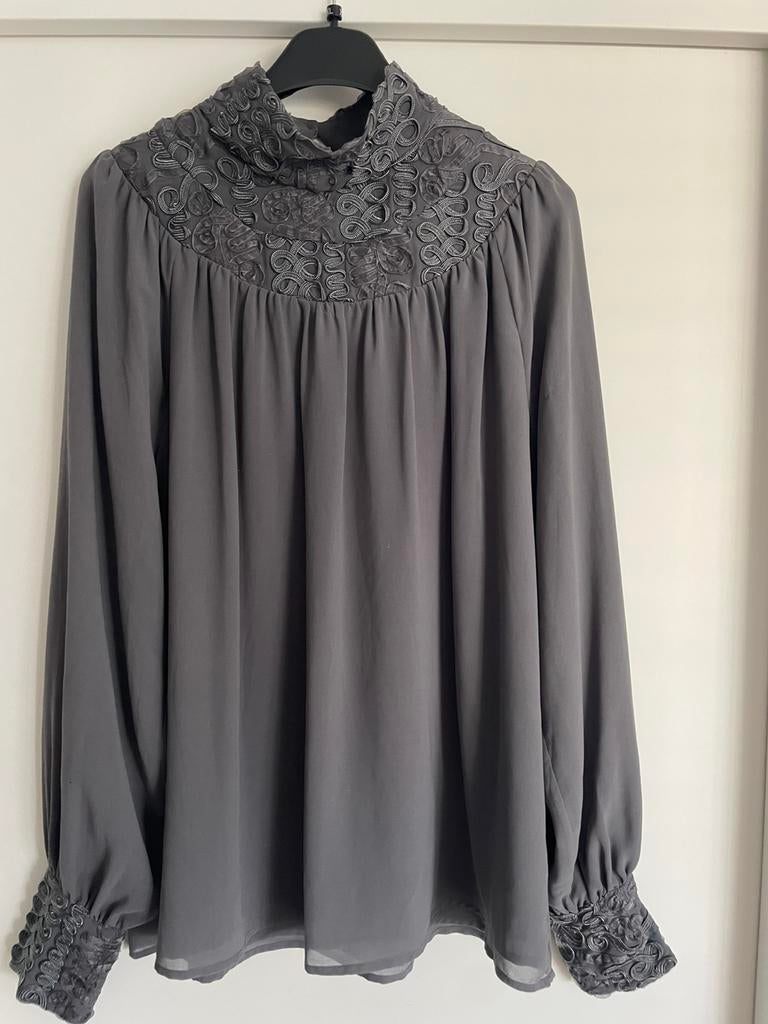 Bruuns Bazaar Copenhagen  grijsmuize blouse met kant, Kleding | Dames, Blouses en Tunieken, Verzenden, Zo goed als nieuw, Maat 42/44 (L)