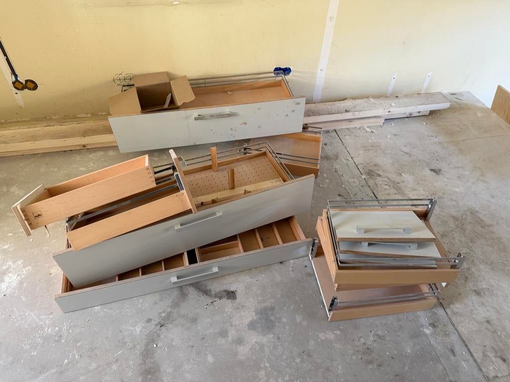 Gratis af te halen: diverse keukenkasten en lades, Gebruikt, 200 cm of meer, Wit, 50 tot 75 cm