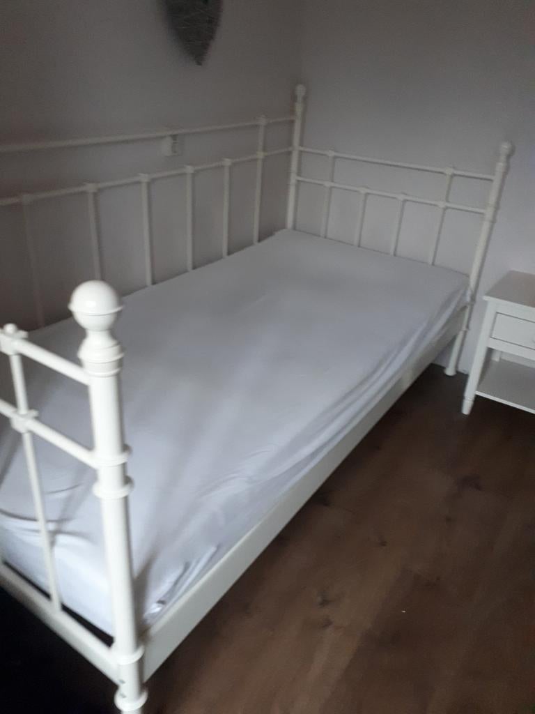 Te koop mooie meiden bed met nachtkasje en lattenbodem, Ophalen, Zo goed als nieuw