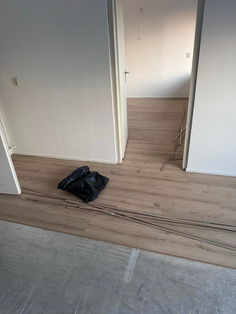 Mooi laminaat, lichtbruin, ongeveer 30m2, Huis en Inrichting, Stoffering | Vloerbedekking, Gebruikt, Laminaat, Bruin, 25 tot 50 m²