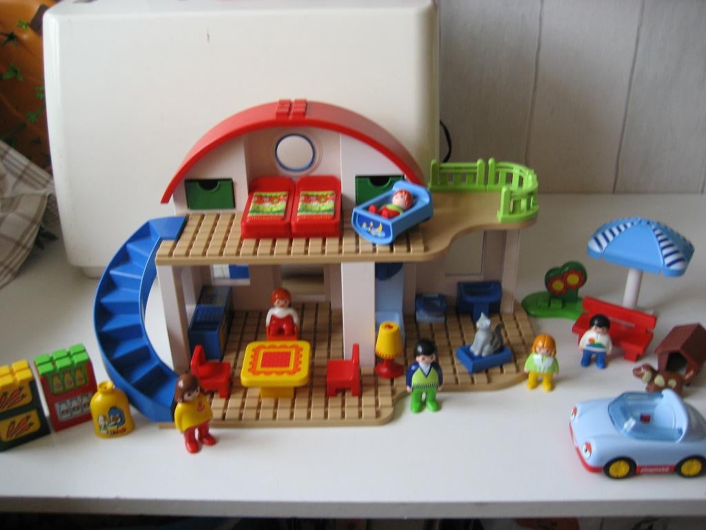 123 playmobil groot huis met familie, auto en meubilair, Ophalen of Verzenden, Zo goed als nieuw
