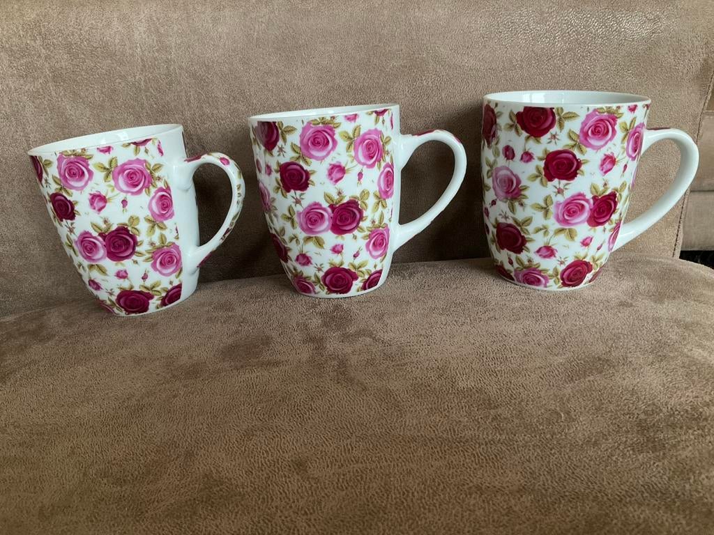 Set van 3 roze rozen mokken merk Sinki, Keramiek, Ophalen of Verzenden, Zo goed als nieuw, Overige stijlen