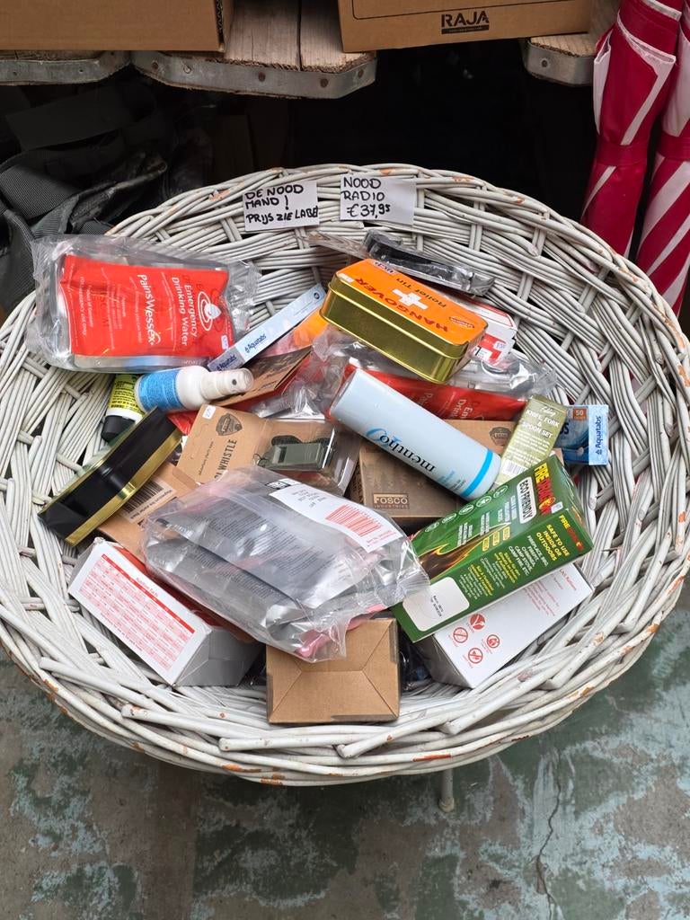 Nood producten radio flint aquatabs fluitje zaklampen water, ., Ophalen of Verzenden, ., Nederland