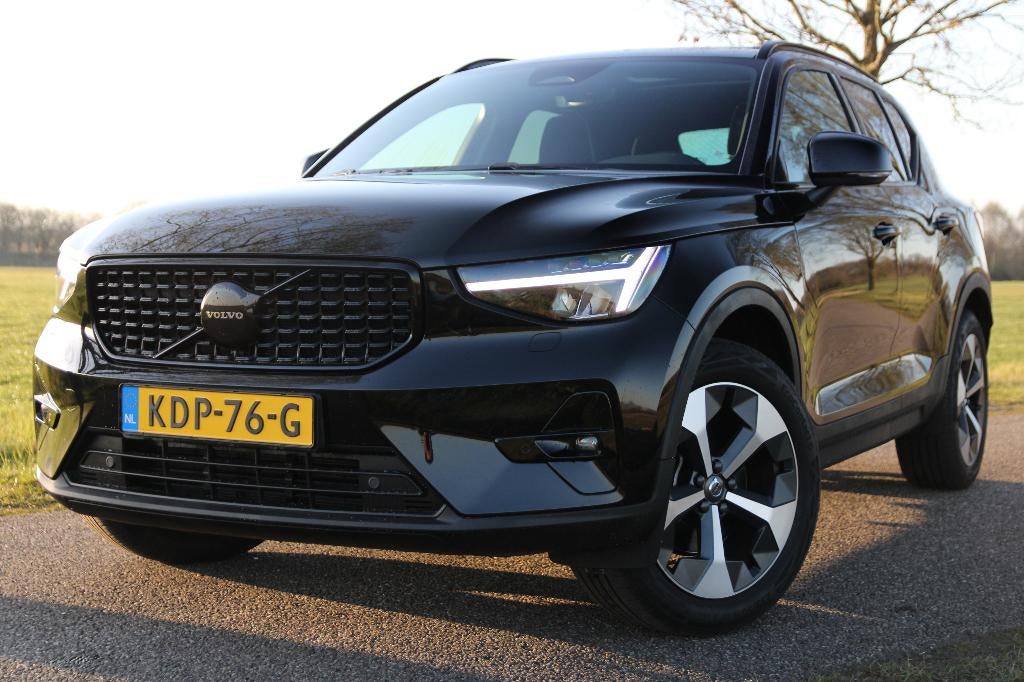 Volvo XC40 B4 R-Design AUT,2023,Pano,Pilot Assist,Camera,LED, 1588 kg, 4 cilinders, Zwart, Bedrijf