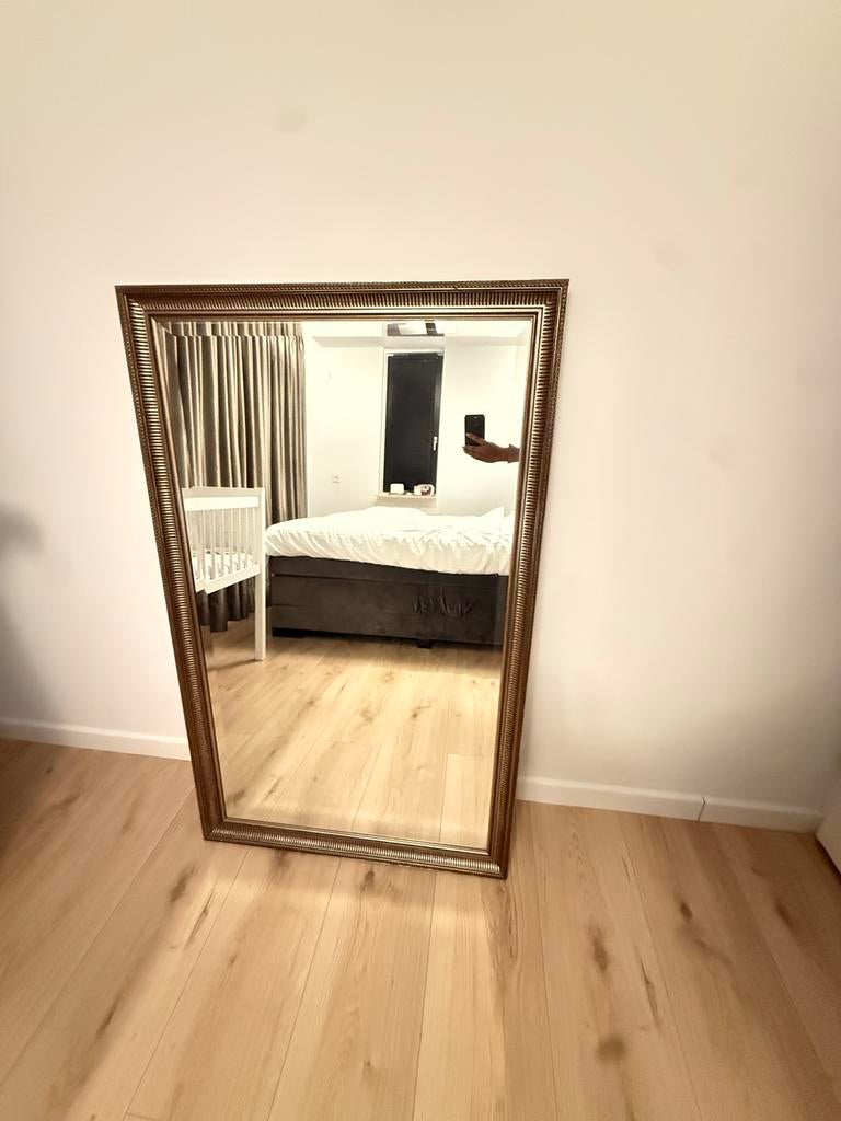 Grote spiegel met gouden lijst - 131x81cm, Gebruikt, 100 tot 150 cm, Ophalen of Verzenden, 75 tot 100 cm