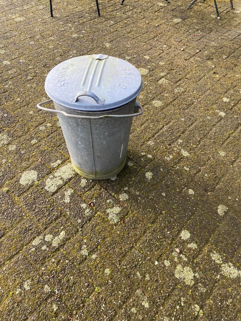 Hele mooie zinken vuilnisemmer, Ophalen