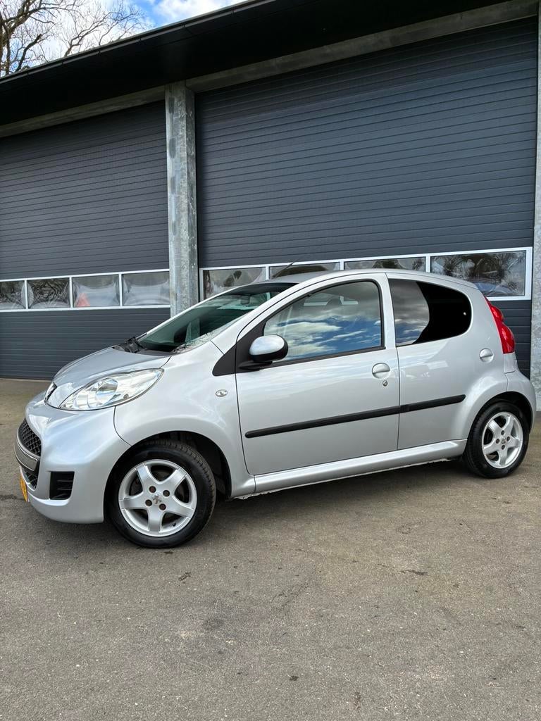 Peugeot 107 1.0 12V 5DR 2012 Grijs, Auto's, Peugeot, Voorwielaandrijving, Euro 5, Stof, 68 pk