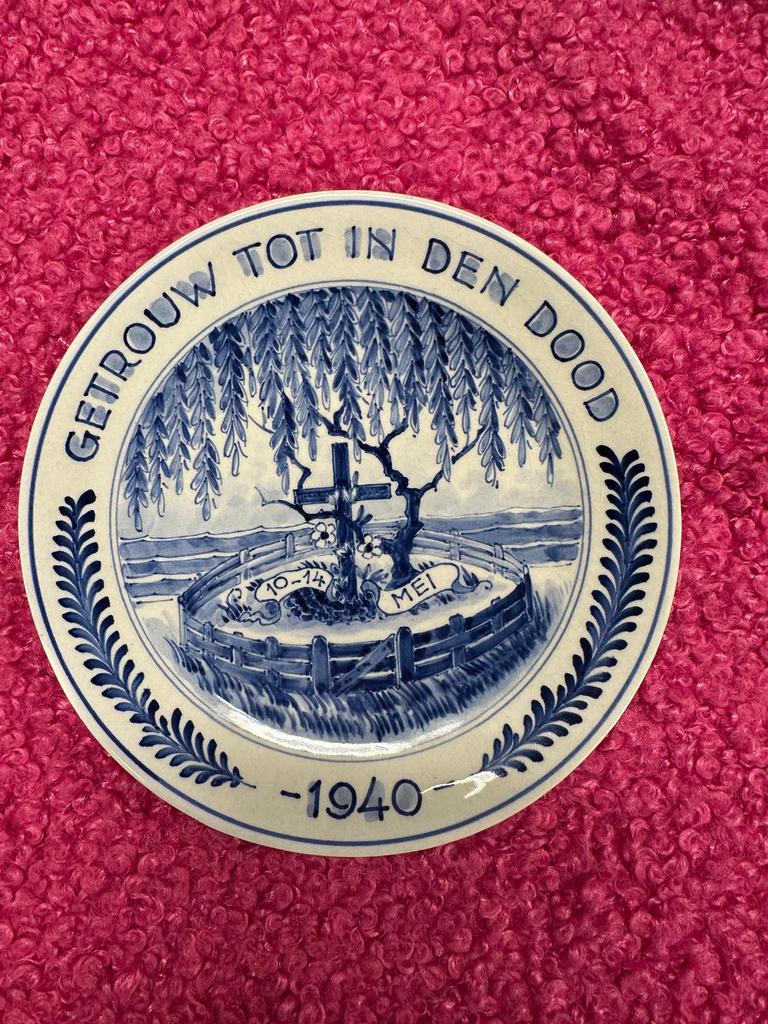 Delftsblauw bord ”Getrouw tot in den dood 10-14 mei 1940”, Ophalen